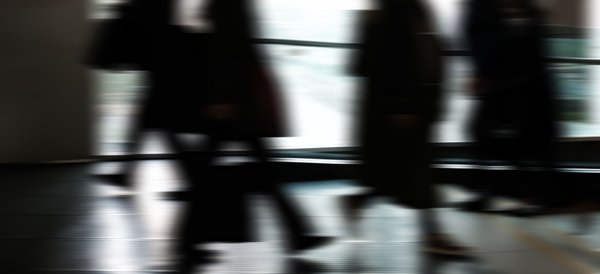 Routeur et câbles réseau posés sur un meuble
